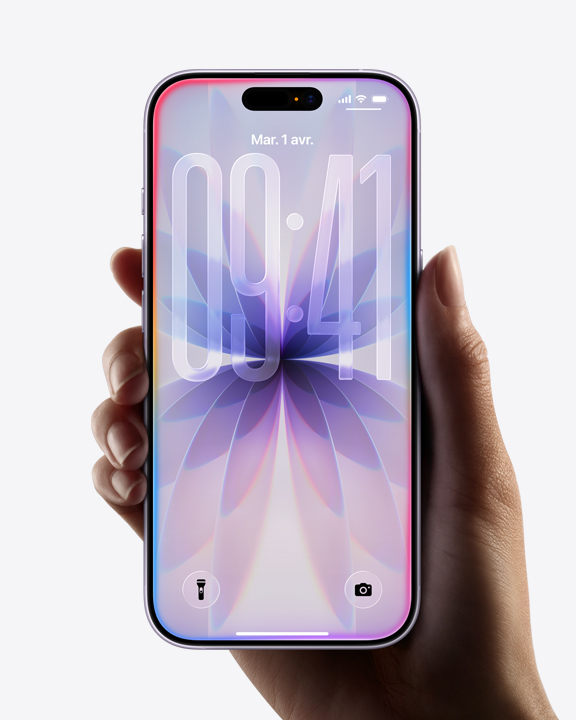 Main tenant un iPhone 17 et montrant l’écran intégral, écran verrouillé affichant la bordure en Liquid Glass