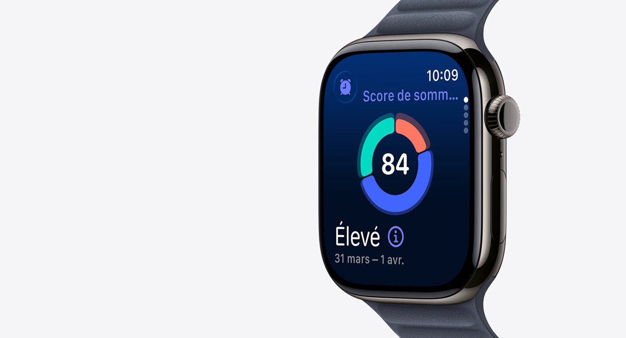Apple Watch Series 11, couleur ardoise, boîtier en titane, écran montrant un graphique circulaire du Score de sommeil, côté droit, Digital Crown, Bracelet à maillons magnétique marine