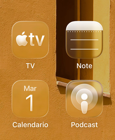 Primo piano delle nuove icone colorate delle app, con le app Apple TV, Note, Calendario e Podcast
