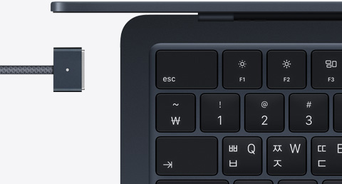 미드나이트 색상 MacBook Air와 같은 색상의 MagSafe 케이블