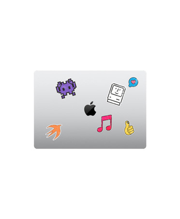 닫혀 있는 실버 색상 MacBook Air를 위에서 내려다본 모습. Apple 로고 주위를 다채로운 색상의 스티커들이 둘러싸고 있습니다