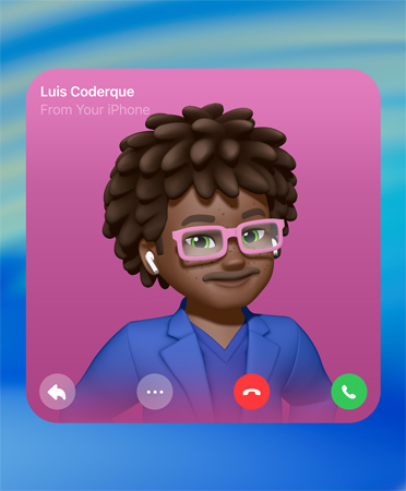 โปสเตอร์ของรายชื่อบน FaceTime, Genmoji อยู่ตรงกลาง, ชื่อบุคคลอยู่ด้านบนซ้าย, ไอคอนสำหรับตอบกลับ ตัวเลือกเพิ่มเติม วางสาย และรับสายอยู่ด้านล่างของหน้าจอ