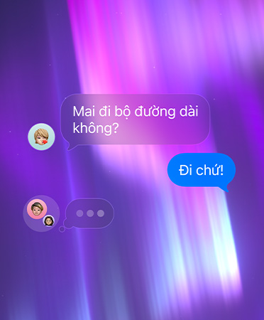 Trò chuyện nhóm trong ứng dụng Tin Nhắn, đặt trên nền trừu tượng màu hồng, tím và xanh dương